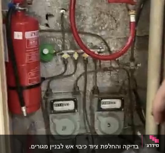 ציוד כיבוי אש עם צינור ומטף